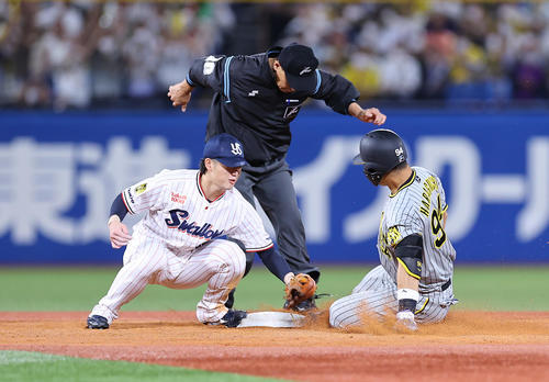 ヤクルト対阪神　5回表阪神2死二塁、適時打を放ち一気に二塁を狙った原口（右）だったがタッチアウトとなる。遊撃手長岡（撮影・垰建太）