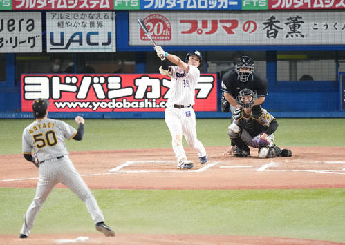 ヤクルト対阪神　6回裏ヤクルト無死、左越えソロ本塁打を放つ宮本。投手青柳（撮影・鈴木みどり）