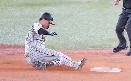 ヤクルト対阪神　8回表阪神2死、左二塁打を放ち二塁へ滑り込む代打陽川（撮影・鈴木みどり）