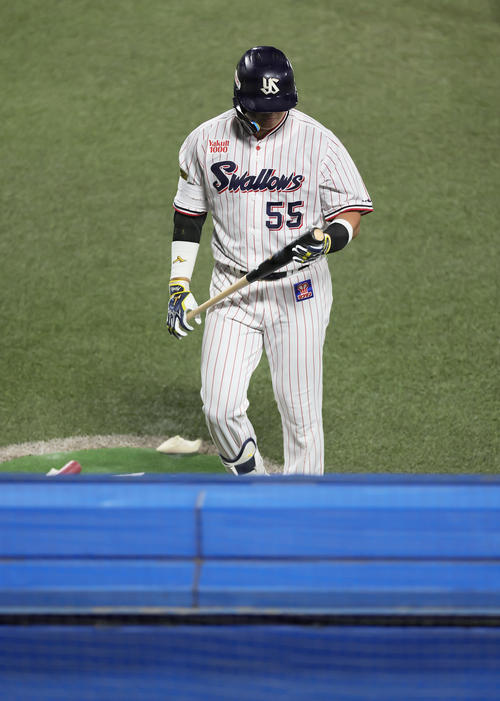 ヤクルト対阪神　8回裏ヤクルト2死、村上は空振り三振に倒れる（撮影・足立雅史）