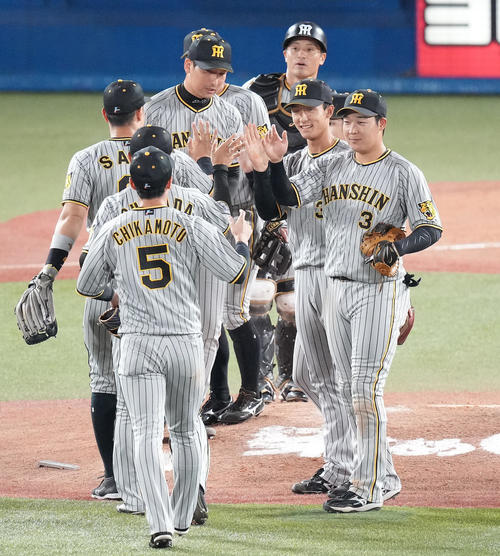 ヤクルト対阪神　ヤクルトに勝利しタッチを交わす阪神ナイン（撮影・鈴木みどり）