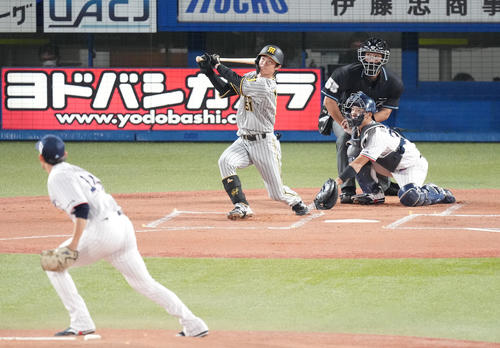 ヤクルト対阪神　1回表阪神無死、右越えに先頭打者本塁打を放つ中野。投手高梨（撮影・鈴木みどり）