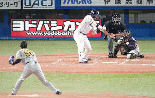 ヤクルト対阪神　1回裏ヤクルト2死一塁、四球を選ぶ村上。投手青柳（撮影・鈴木みどり）