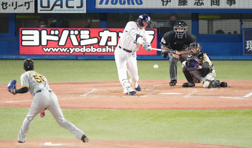 ヤクルト対阪神　3回裏ヤクルト2死、二ゴロに倒れる村上。投手青柳（撮影・鈴木みどり）