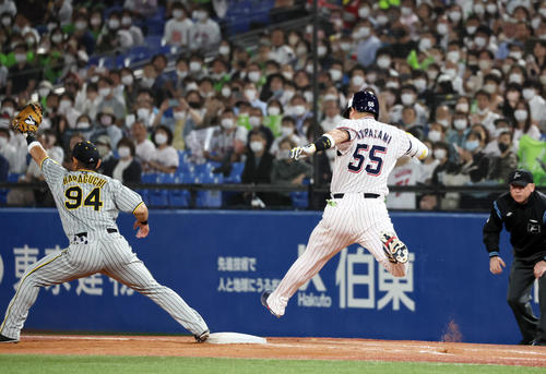 ヤクルト対阪神　3回裏ヤクルト2死、村上は二ゴロに倒れる。一塁手は原口（撮影・加藤哉）