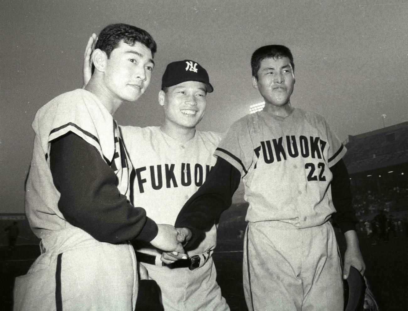 65年6月、笑顔を見せる西鉄尾崎（右）中西兼任監督（中央）池永さん
