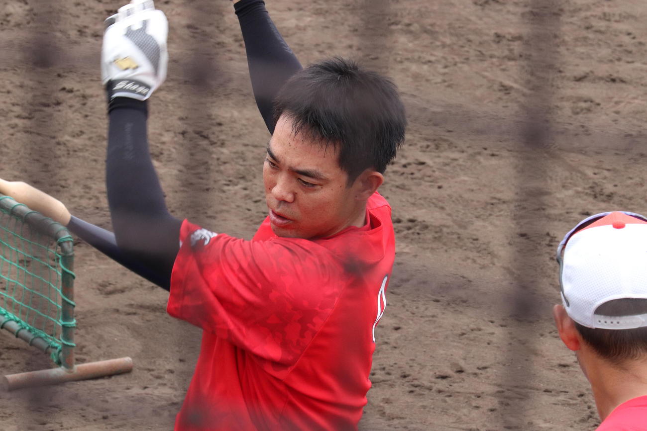 ティー打撃する広島秋山翔吾外野手（撮影・前原淳）