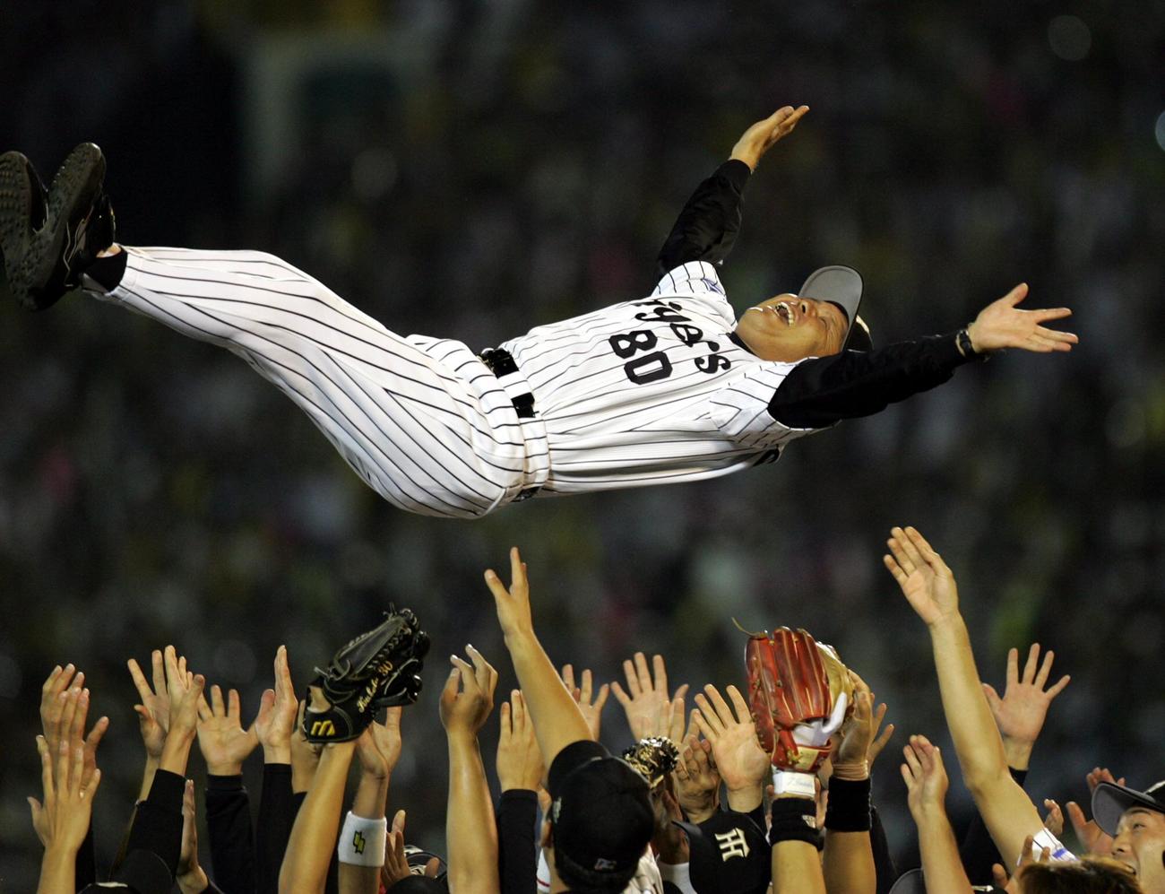 2005年9月29日、セ・リーグ優勝を決め、胴上げされる阪神岡田彰布監督