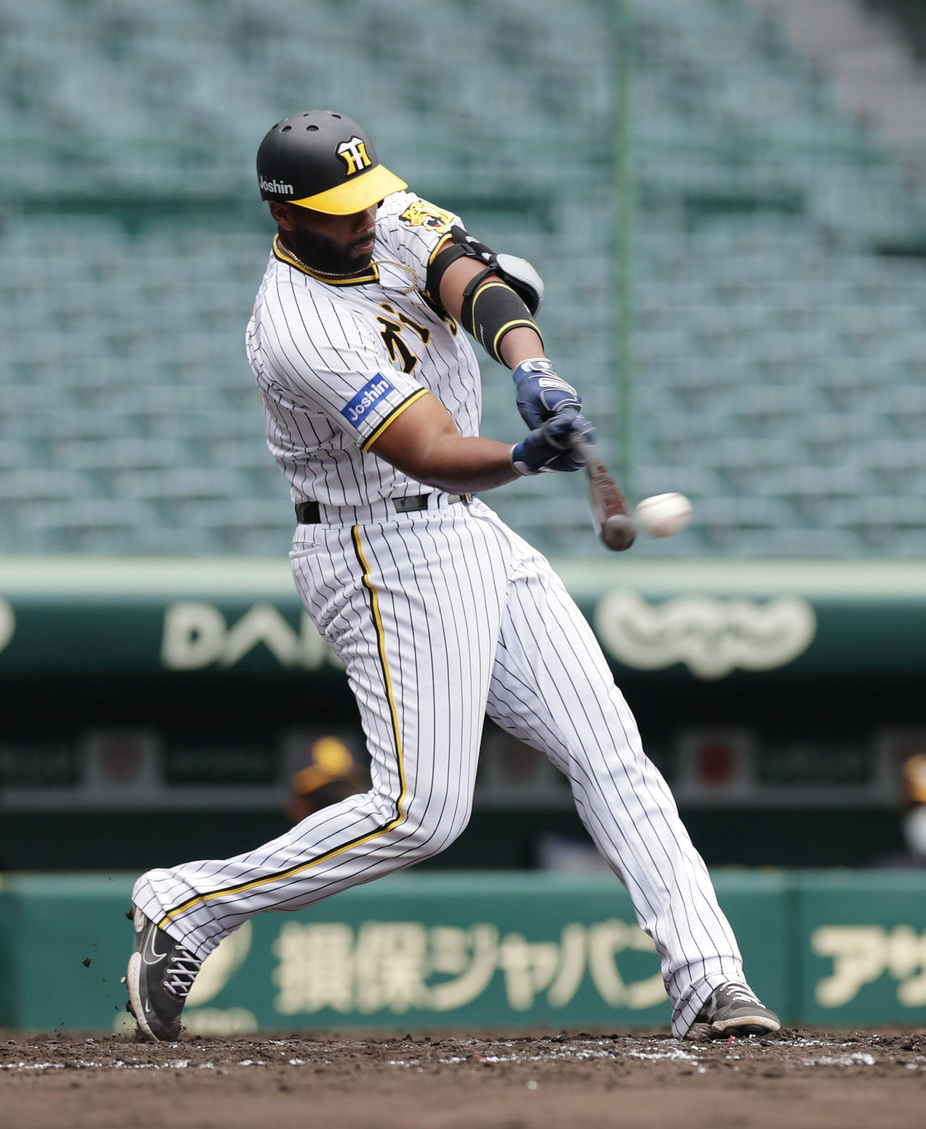 阪神対ソフトバンク　4回裏阪神2死、左前打を放つロドリゲス（撮影・前田充）