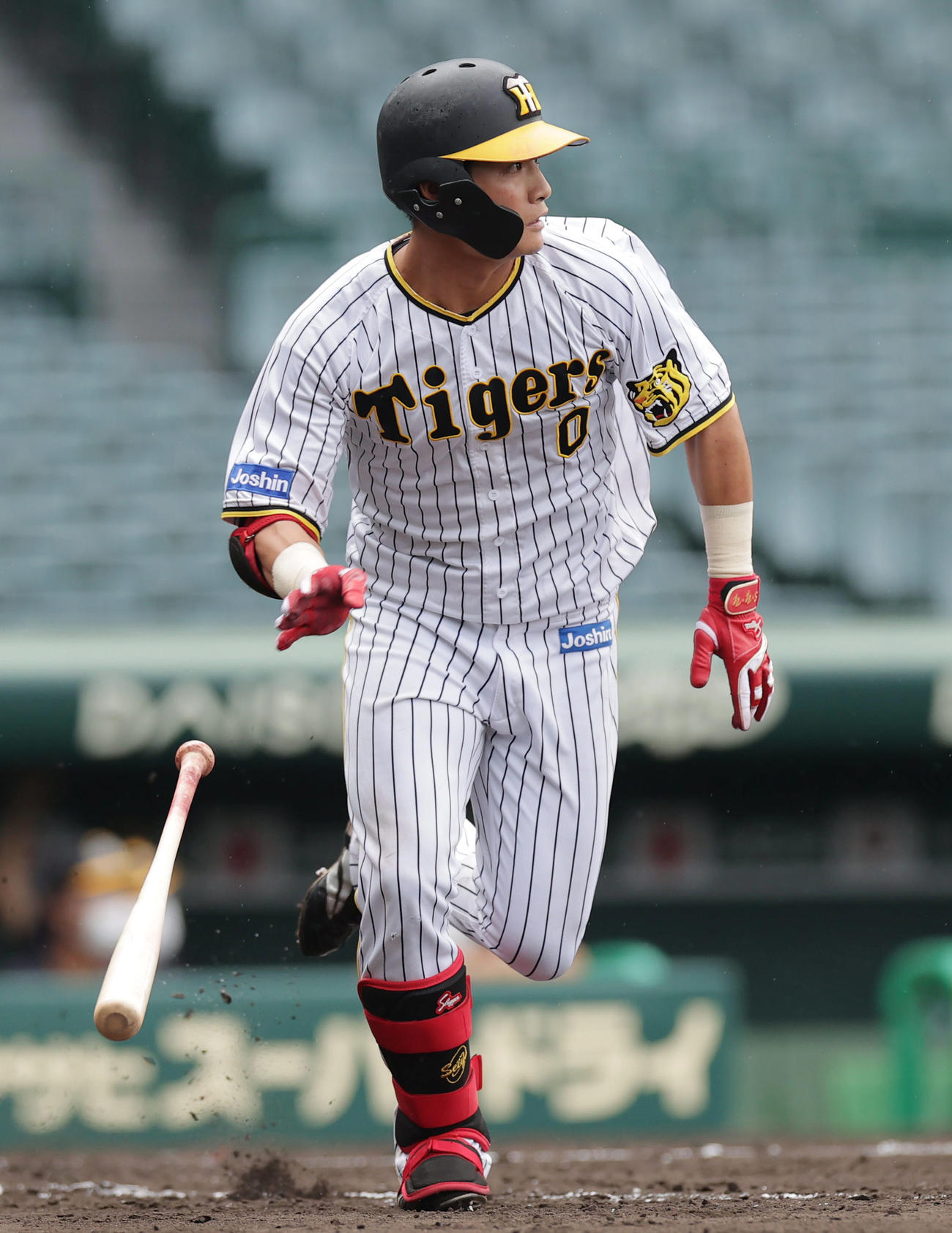 阪神対ソフトバンク　4回裏阪神2死一塁、左中間へ同点適時二塁打を放つ木浪（撮影・前田充）