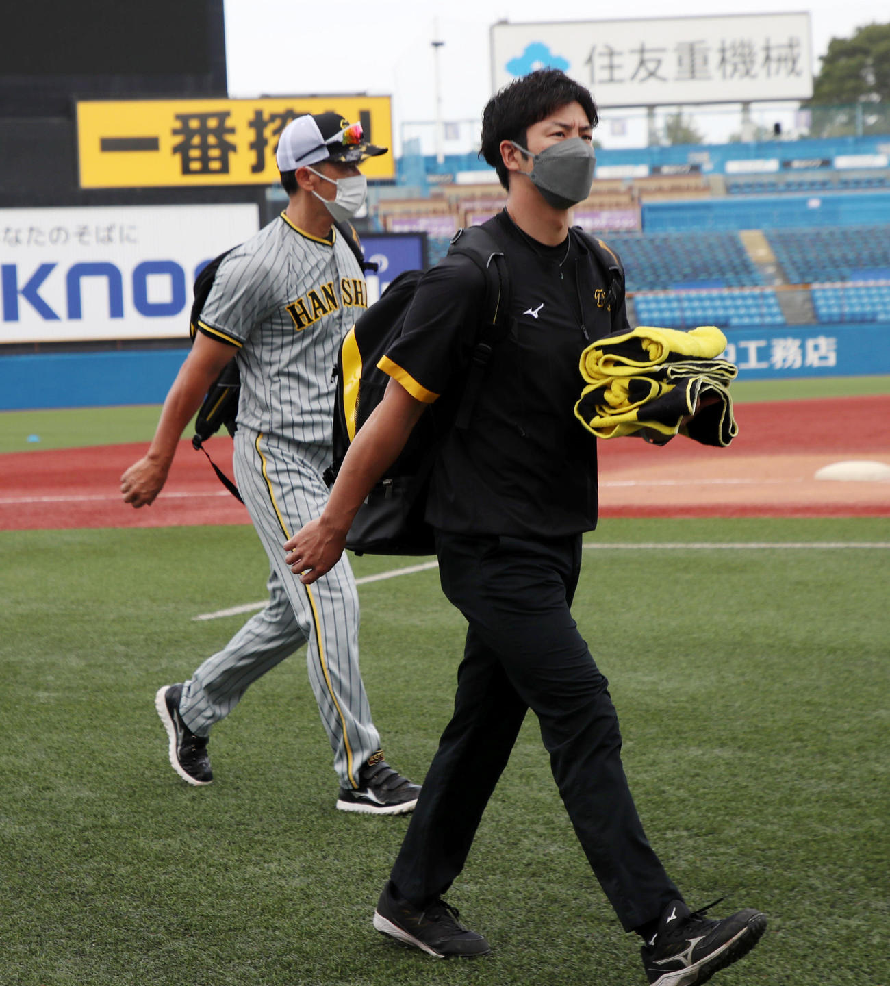 ヤクルト対阪神　球場に到着した矢野監督（撮影・加藤哉）