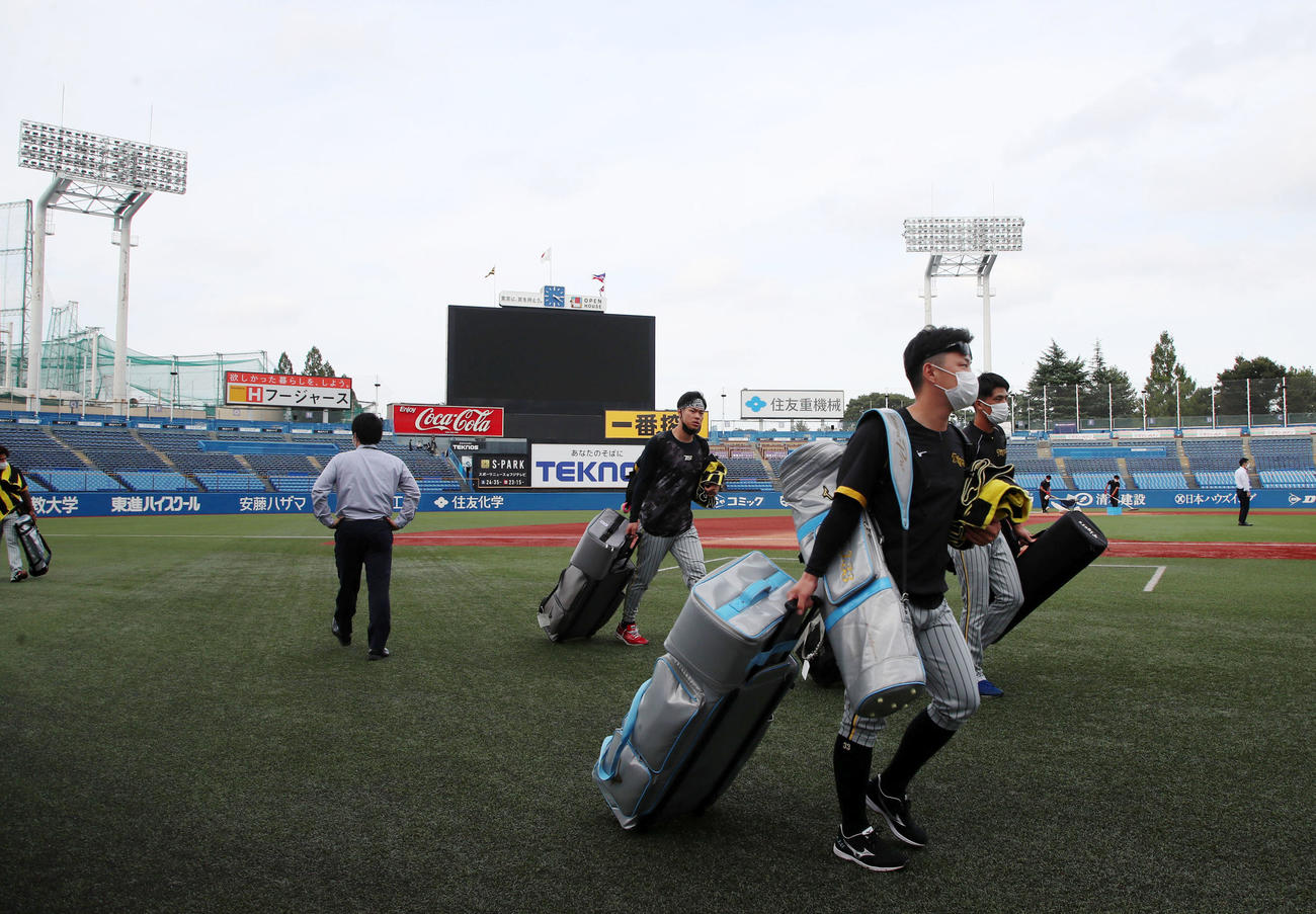 ヤクルト対阪神　球場に到着した佐藤輝ら阪神ナインたち（撮影・加藤哉）