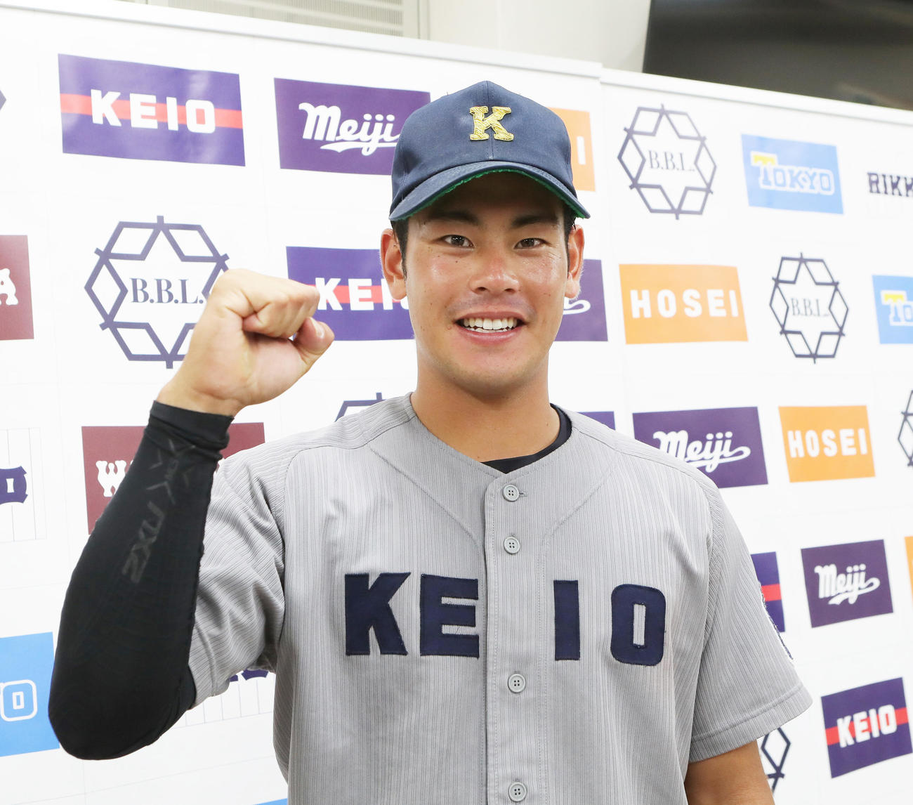 立大対慶大　サヨナラ3点本塁打の慶大・山本は試合後笑顔でガッツポーズ（撮影・足立雅史）