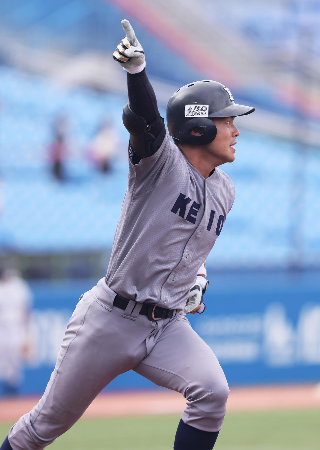 立大対慶大　10回裏慶大2死二、三塁、山本はサヨナラ3点本塁打を放つ（撮影・足立雅史）