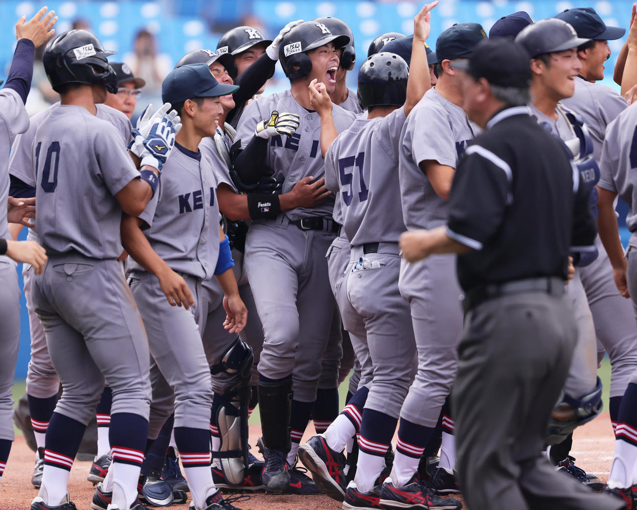 立大対慶大　10回裏慶大2死二、三塁、山本（中央）はサヨナラ3点本塁打を放ちナインの祝福に笑顔を見せる（撮影・足立雅史）