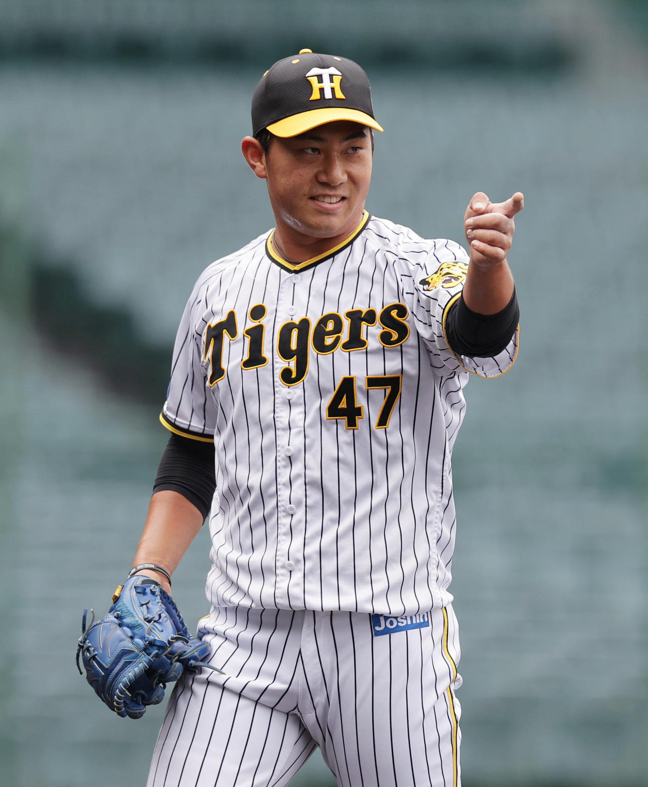 阪神対ソフトバンク　2回表を投げ終え、笑顔を見せる阪神桐敷（撮影・前田充）