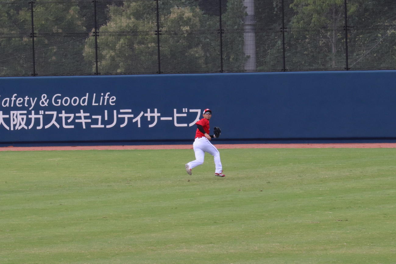外野でノックを受ける広島秋山翔吾外野手（撮影・前原淳）＝2022年9月27日、杉本商事バファローズスタジアム舞洲