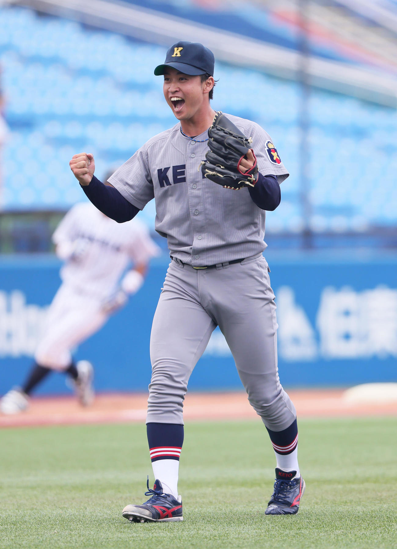 立大対慶大　8回表立大2死一、二塁、鬼頭を空振り三振に仕留め笑顔を見せる橋本（撮影・足立雅史）