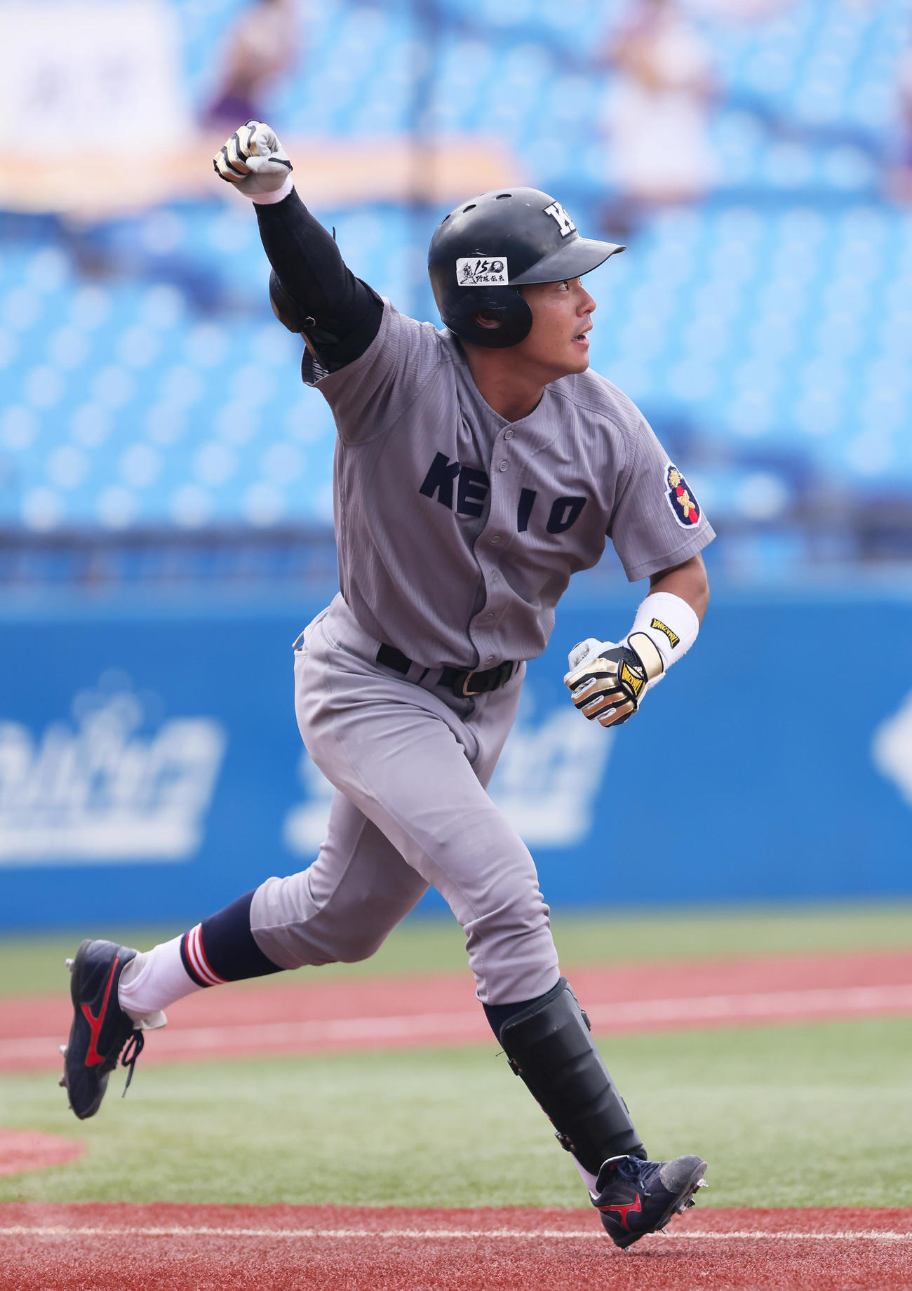 立大対慶大　10回裏慶大2死二、三塁、山本はサヨナラ3点本塁打を放ちガッツポーズ（撮影・足立雅史）