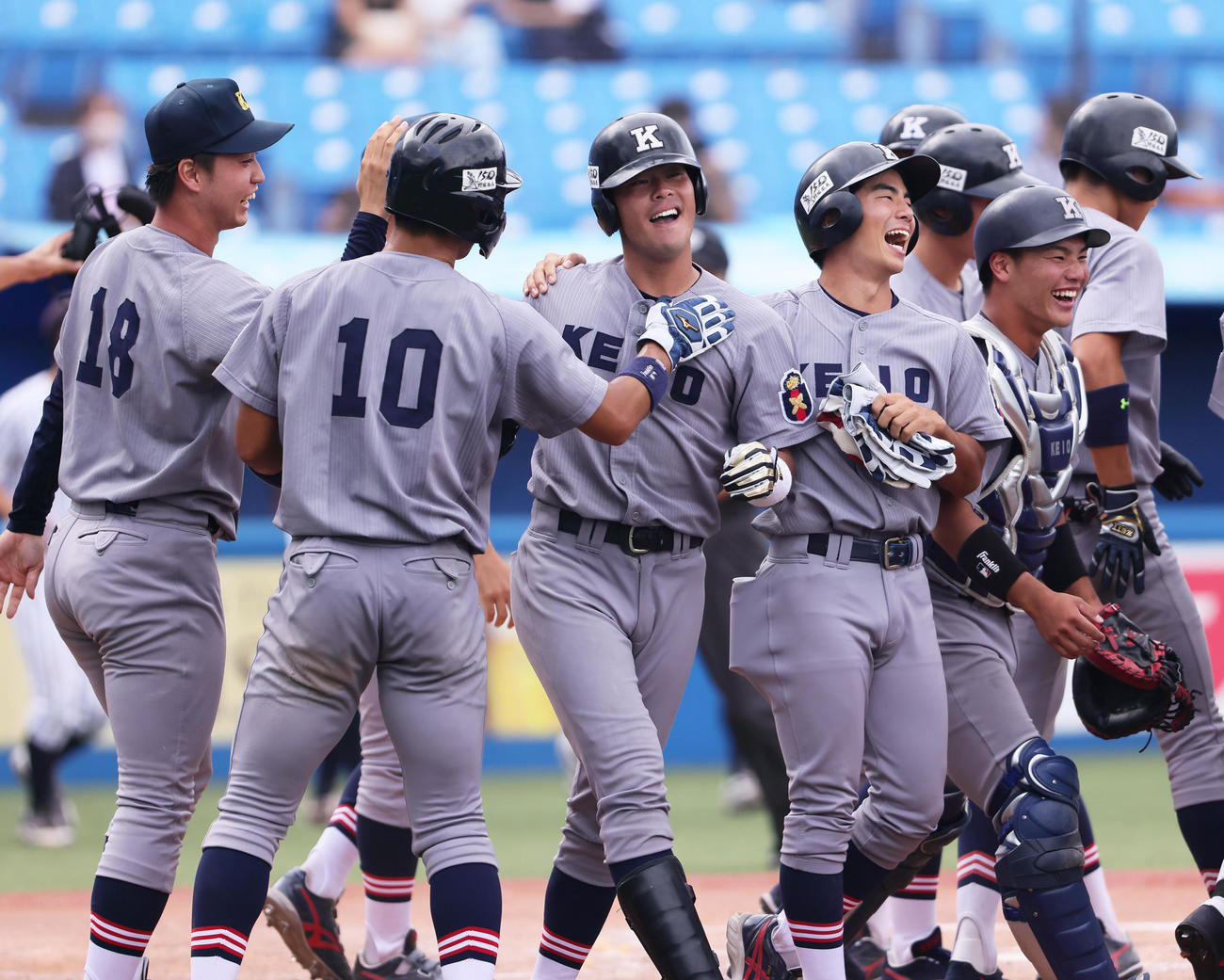 立大対慶大　10回裏慶大2死二、三塁、山本（中央）はサヨナラ3点本塁打を放ちナインの祝福に笑顔を見せる（撮影・足立雅史）