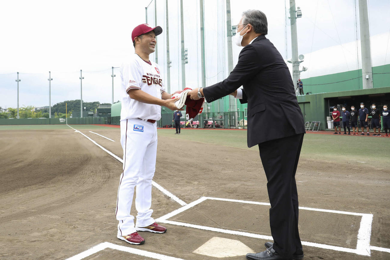 イースタン・リーグの優勝ペナントを受け取る楽天三木2軍監督（楽天野球団提供）