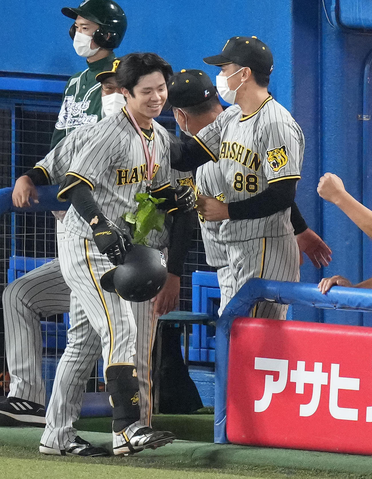 ヤクルト対阪神　1回表阪神無死、右越えに先頭打者本塁打を放った中野（左）は矢野監督（右）からメダルをかけてもらう（撮影・鈴木みどり）