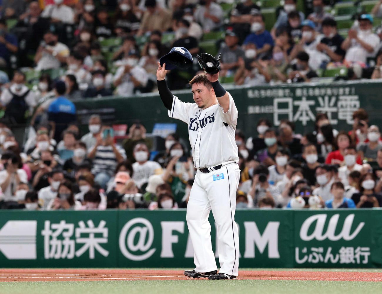 西武対ソフトバンク　2回表ソフトバンクの攻撃で守備に就いた山川は声援に両手を上げてあいさつ（撮影・浅見桂子）