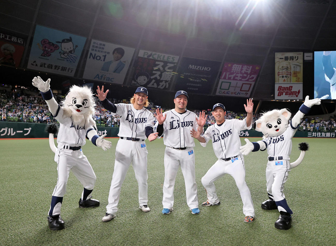 西武対ソフトバンク　スタンドを背に笑顔でポーズをとる、左から高橋光成、山川穂高、愛斗
