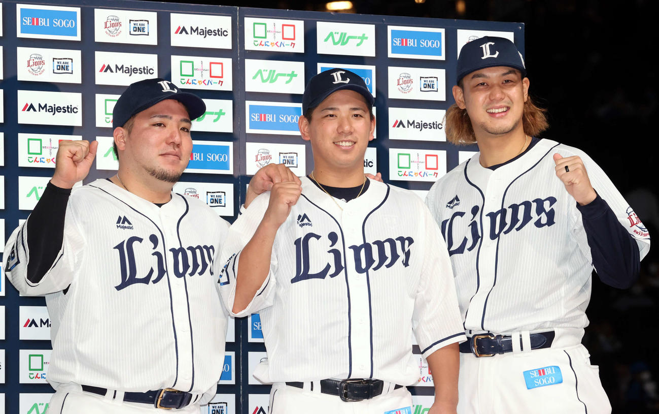 西武対ソフトバンク　ヒーローインタビュー後、笑顔でガッツポーズする、左から山川、高橋、愛斗（撮影・浅見桂子）