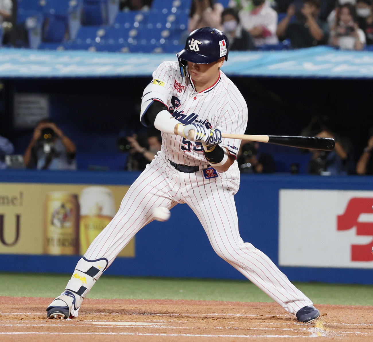 ヤクルト対阪神　1回裏ヤクルト2死一塁、四球を選ぶ村上（撮影・加藤哉）
