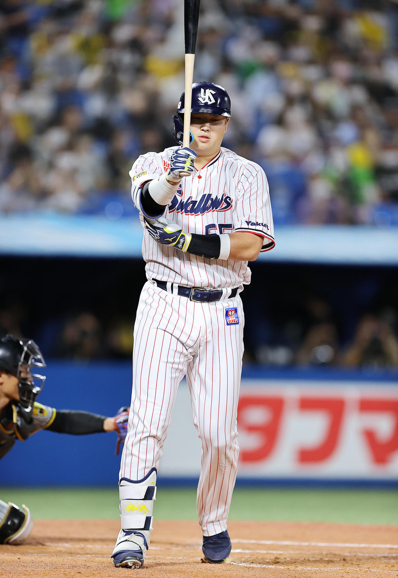 ヤクルト対阪神　1回裏ヤクルト2死一塁、四球を選ぶ村上（撮影・垰建太）