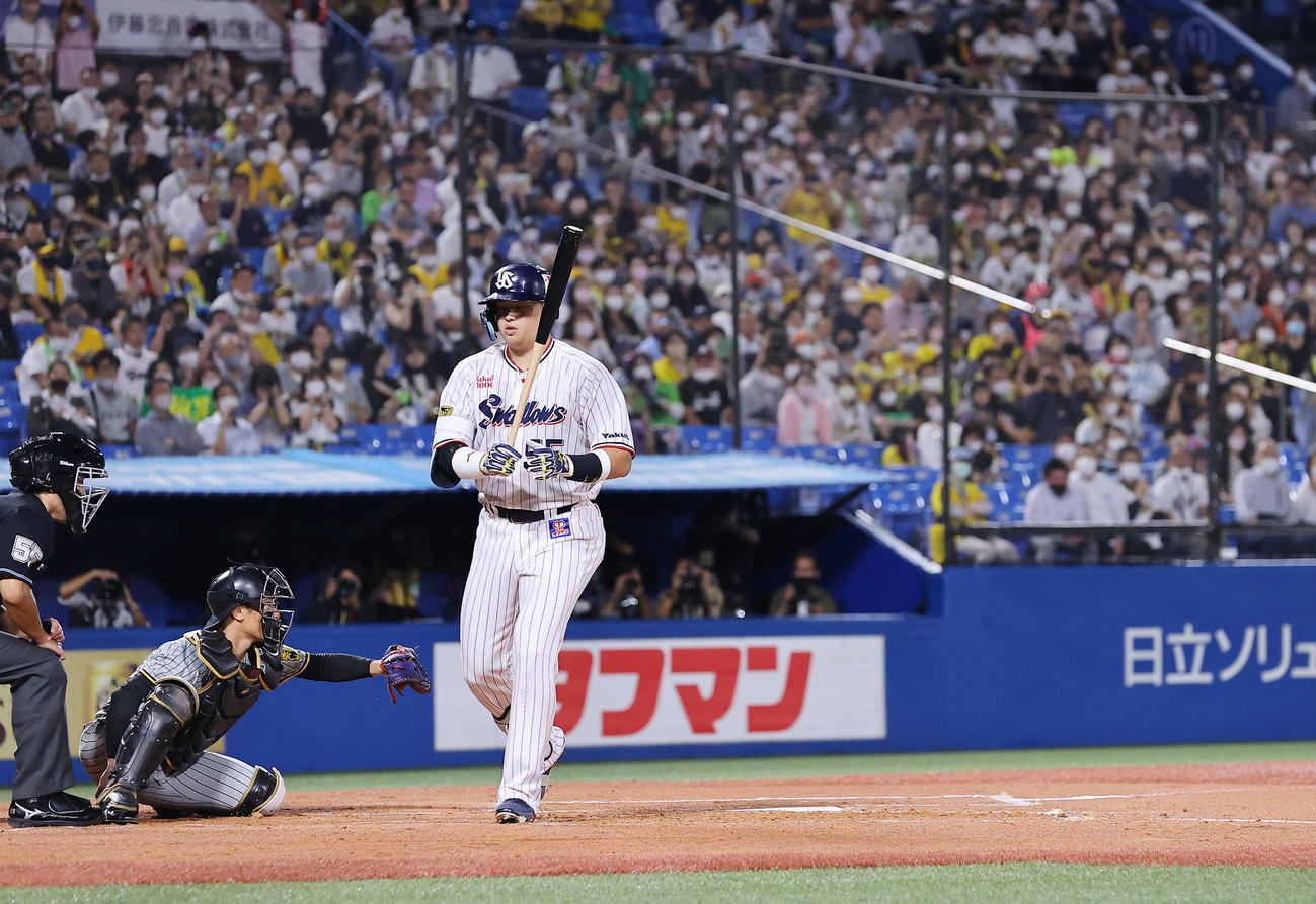 ヤクルト対阪神　1回裏ヤクルト2死一塁、四球を選ぶ村上（撮影・垰建太）