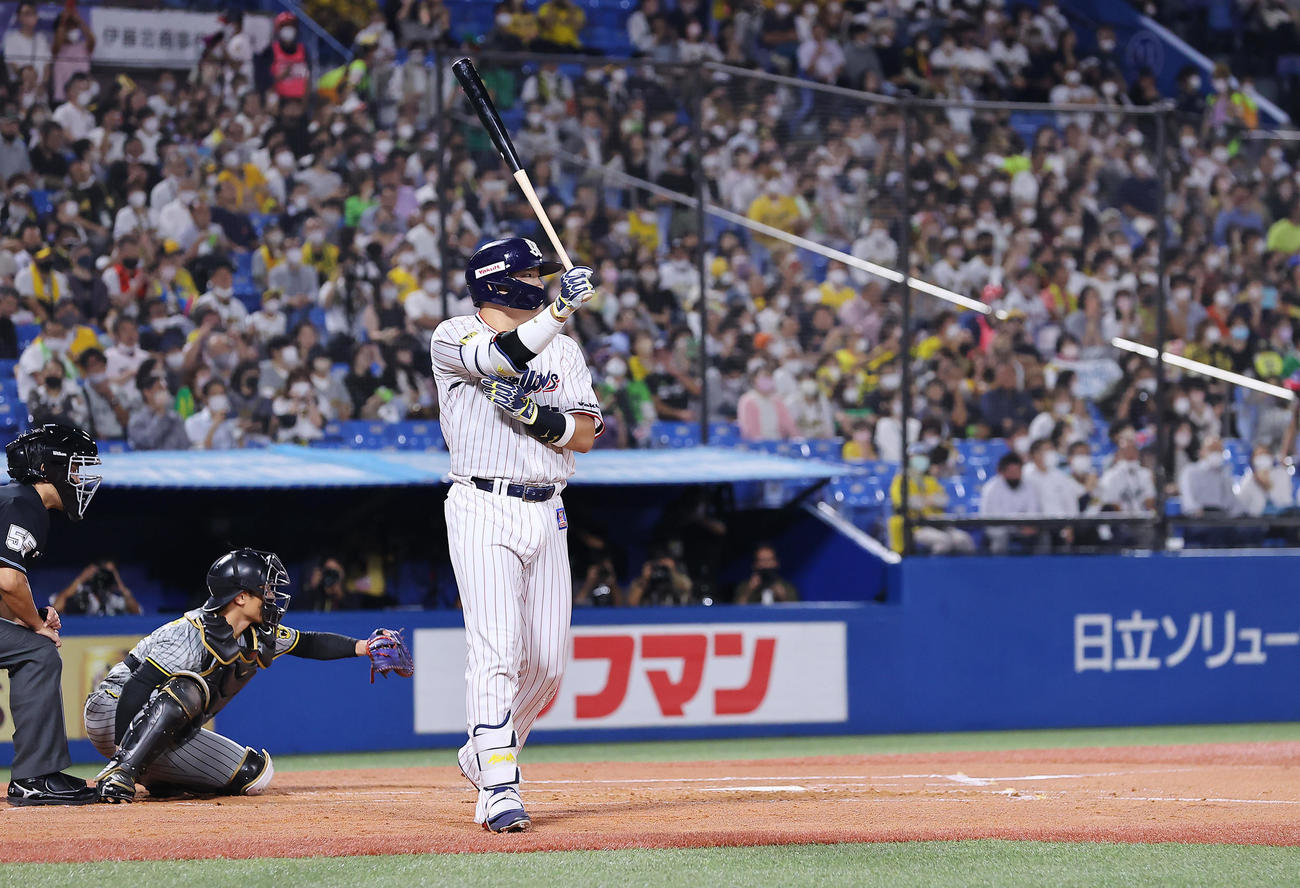 ヤクルト対阪神　1回裏ヤクルト2死一塁、四球を選ぶ村上（撮影・垰建太）