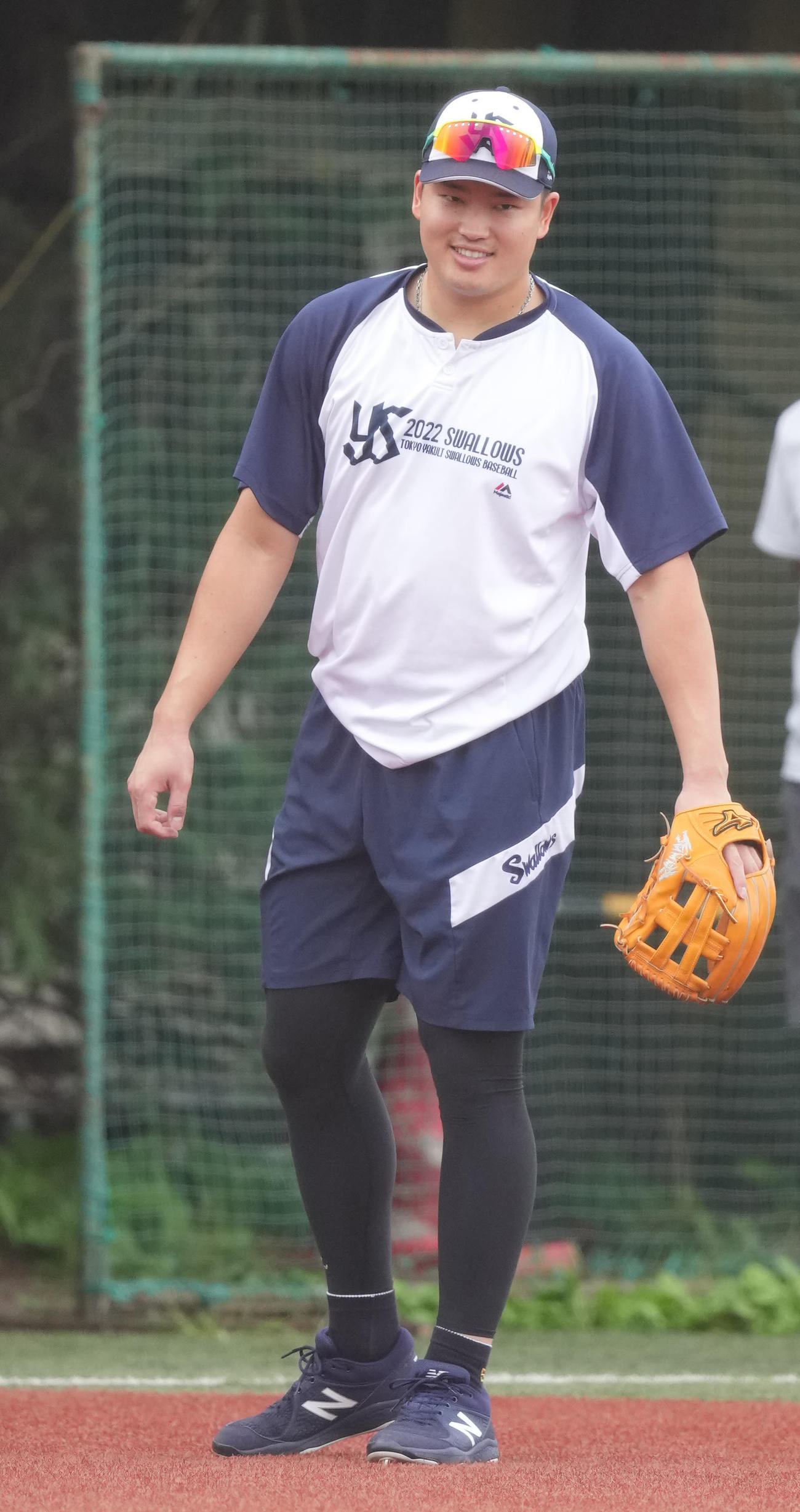 ヤクルト対阪神　試合前練習で笑顔のヤクルト村上（撮影・鈴木みどり）