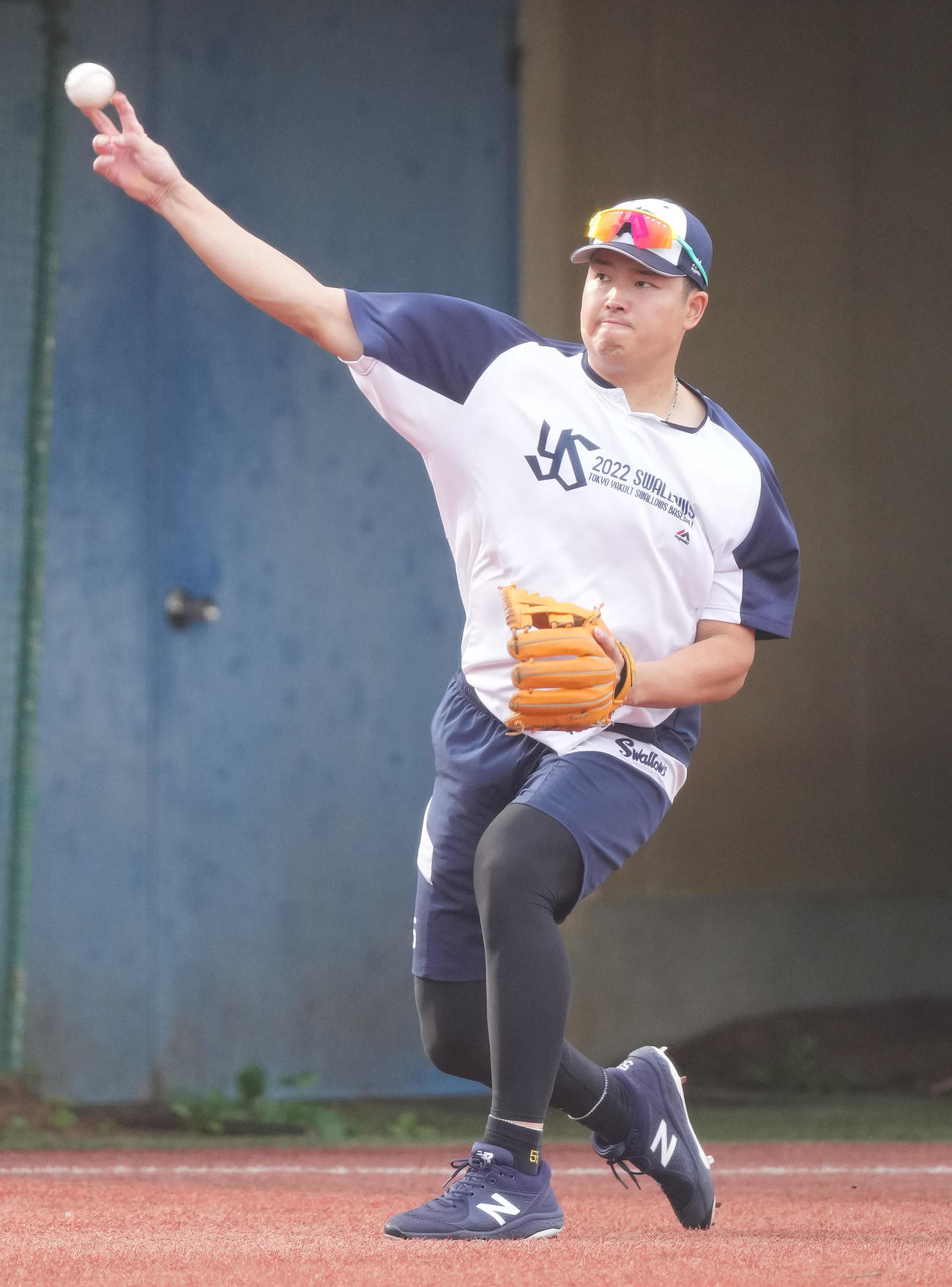 ヤクルト対阪神　試合前練習でノックを受けるヤクルト村上（撮影・鈴木みどり）