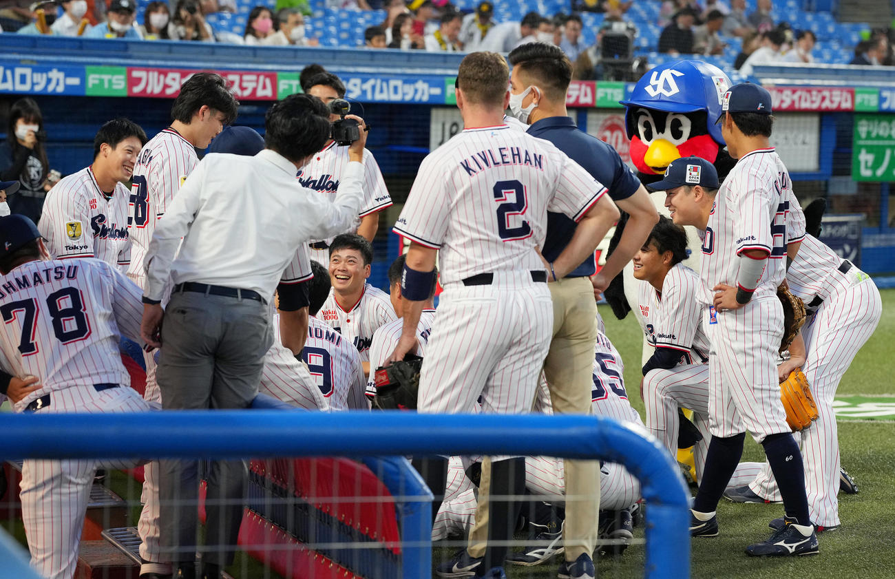 ヤクルト対阪神　試合前円陣で笑顔を見せる村上（右奥）らヤクルトナイン（撮影・垰建太）