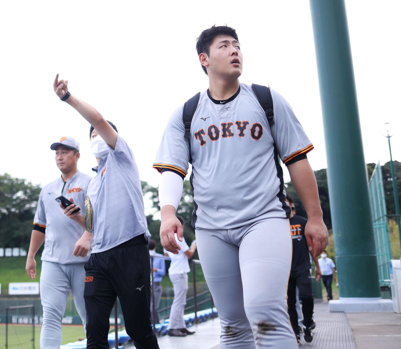 練習を終え引き揚げる巨人岡本和（手前）。後方左は中田（撮影・河田真司）