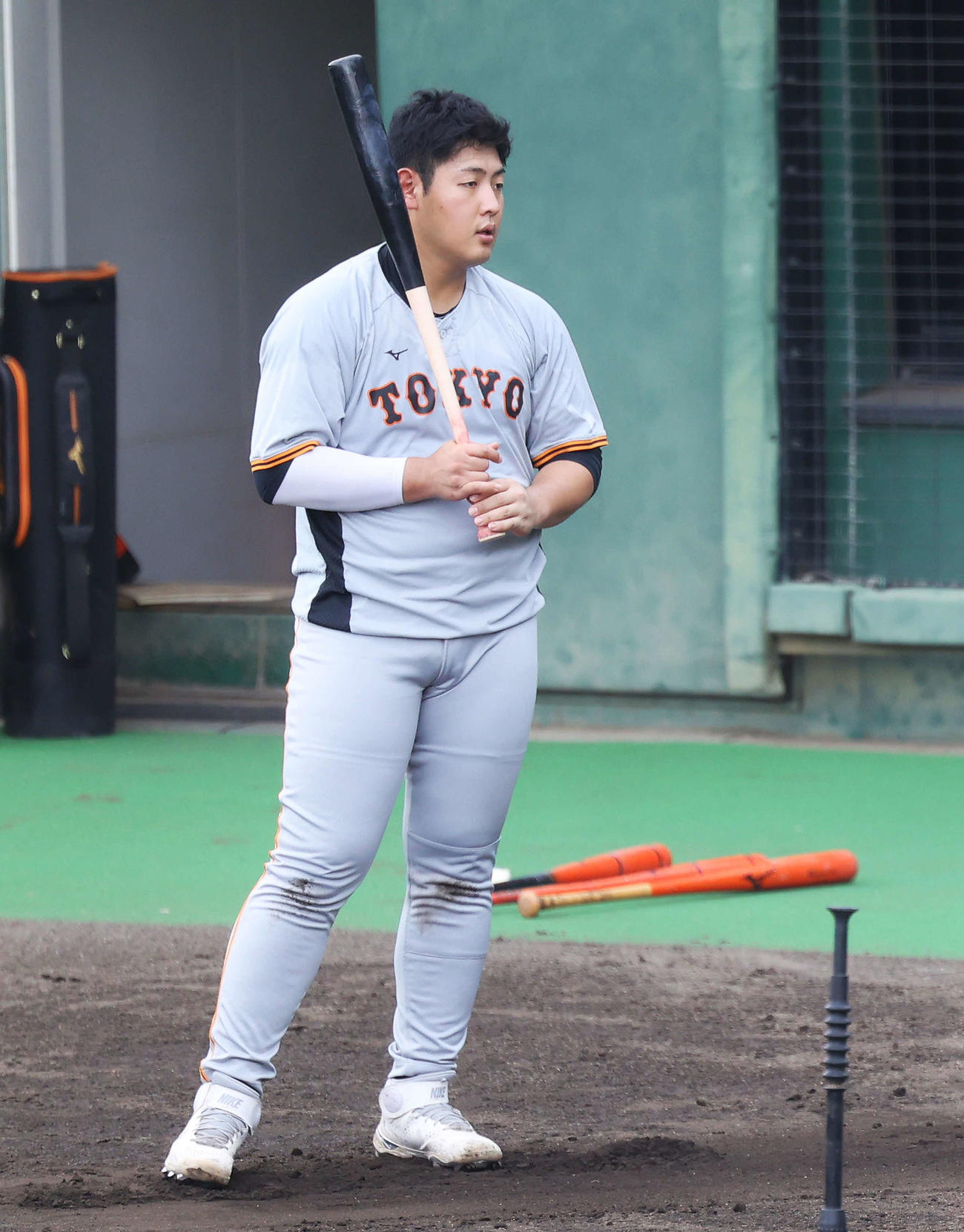 打撃練習する巨人岡本和（撮影・河田真司）