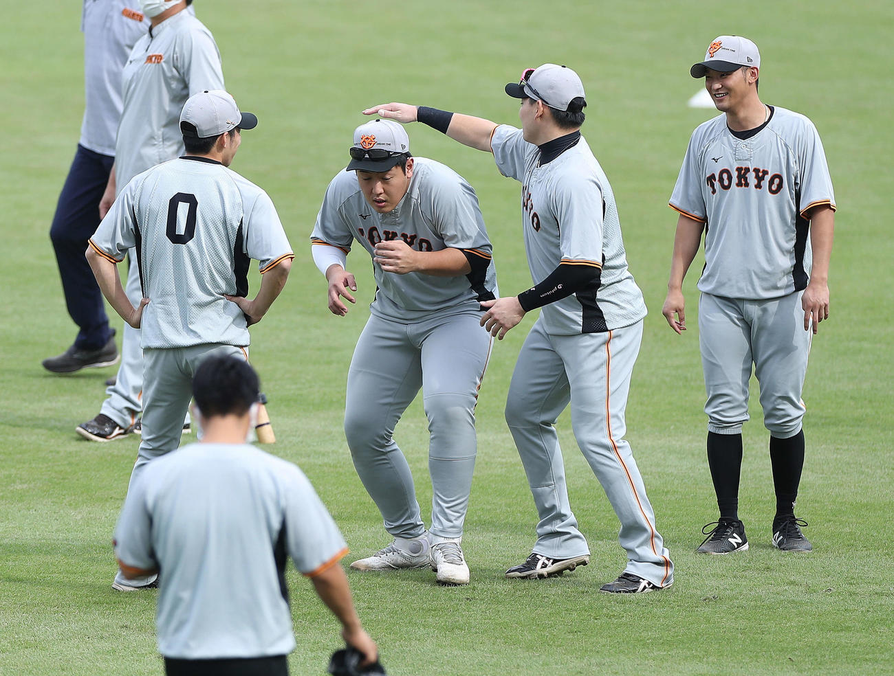 練習開始前、言葉を交わす巨人の、左から増田大、岡本和、丸、吉川（撮影・河田真司）