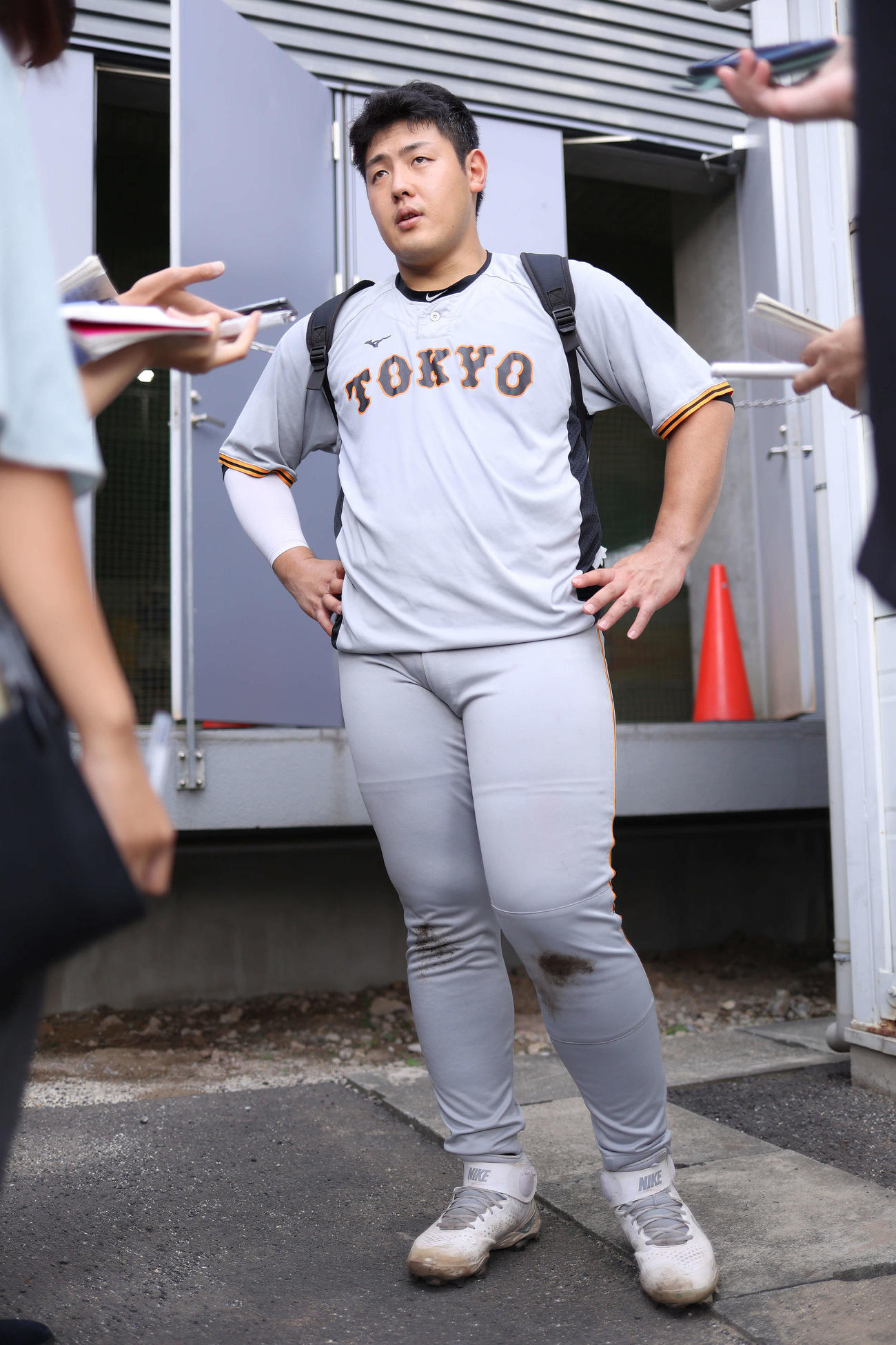 練習を終え、記者の質問に答える巨人岡本和（撮影・河田真司）