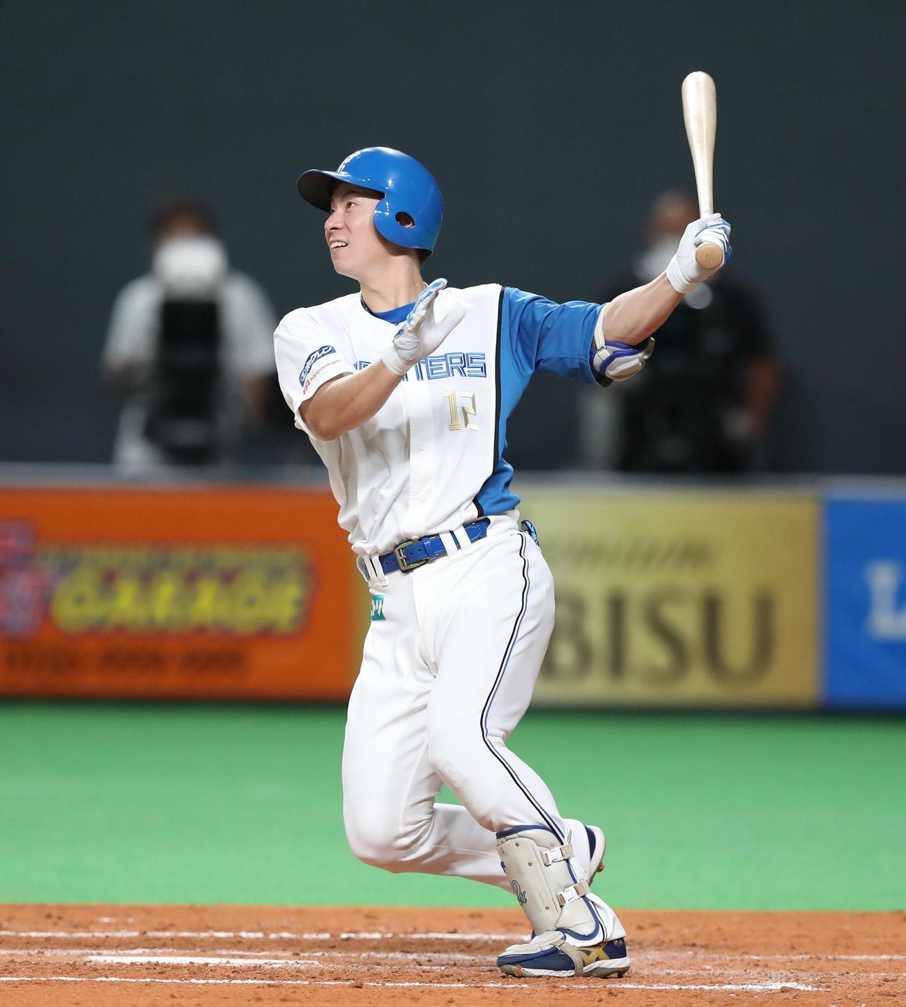 日本ハム対ロッテ　3回裏日本ハム無死、左越え三塁打を放つ松本剛（撮影・黒川智章）