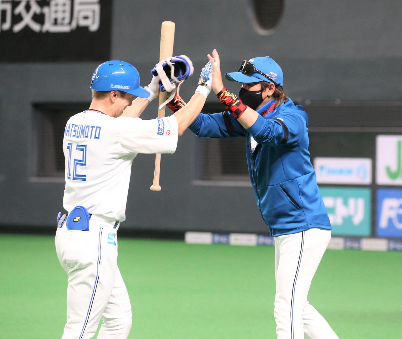 日本ハム対ロッテ　3回裏、三塁打を放った松本剛を出迎える新庄監督（撮影・黒川智章）
