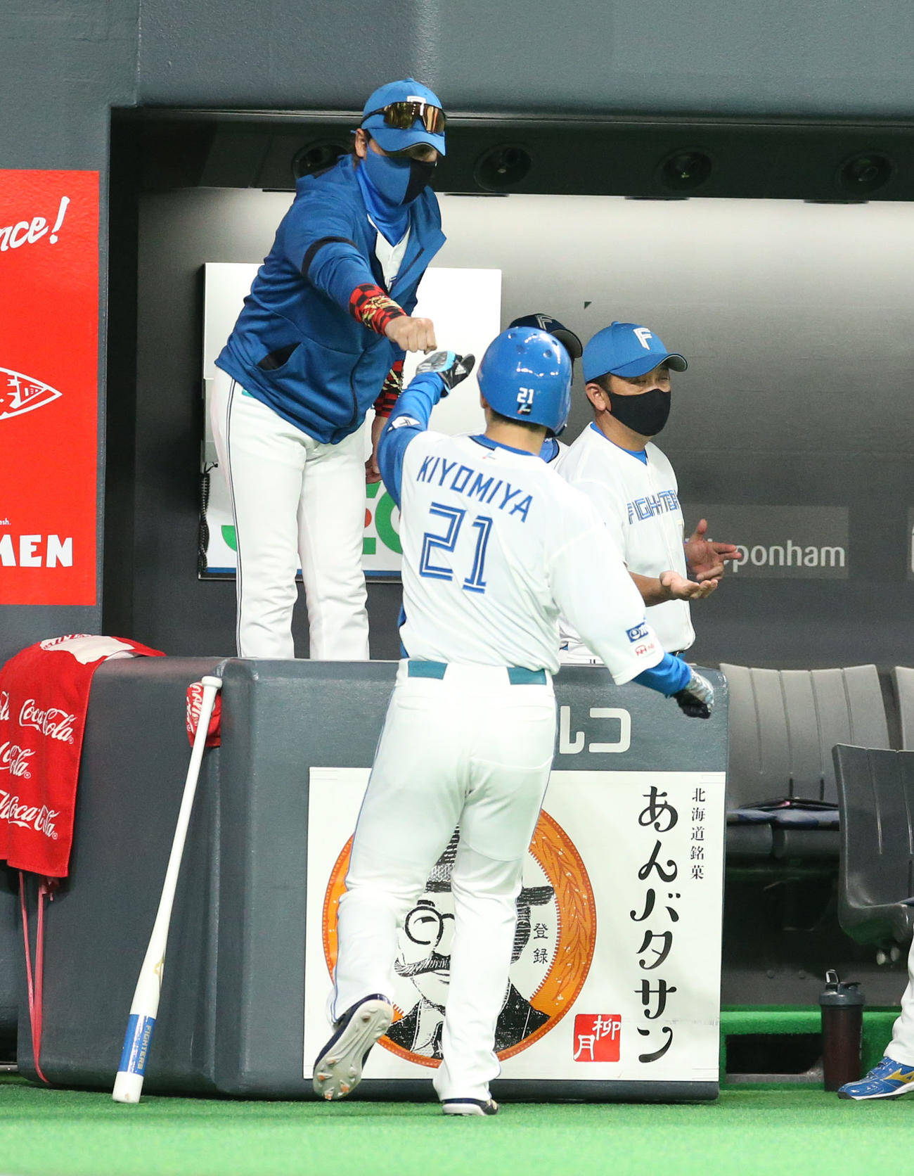 日本ハム対ロッテ　1回裏日本ハム無死一、三塁、松本剛の三併殺の間に生還した清宮を出迎える新庄監督（撮影・佐藤翔太）