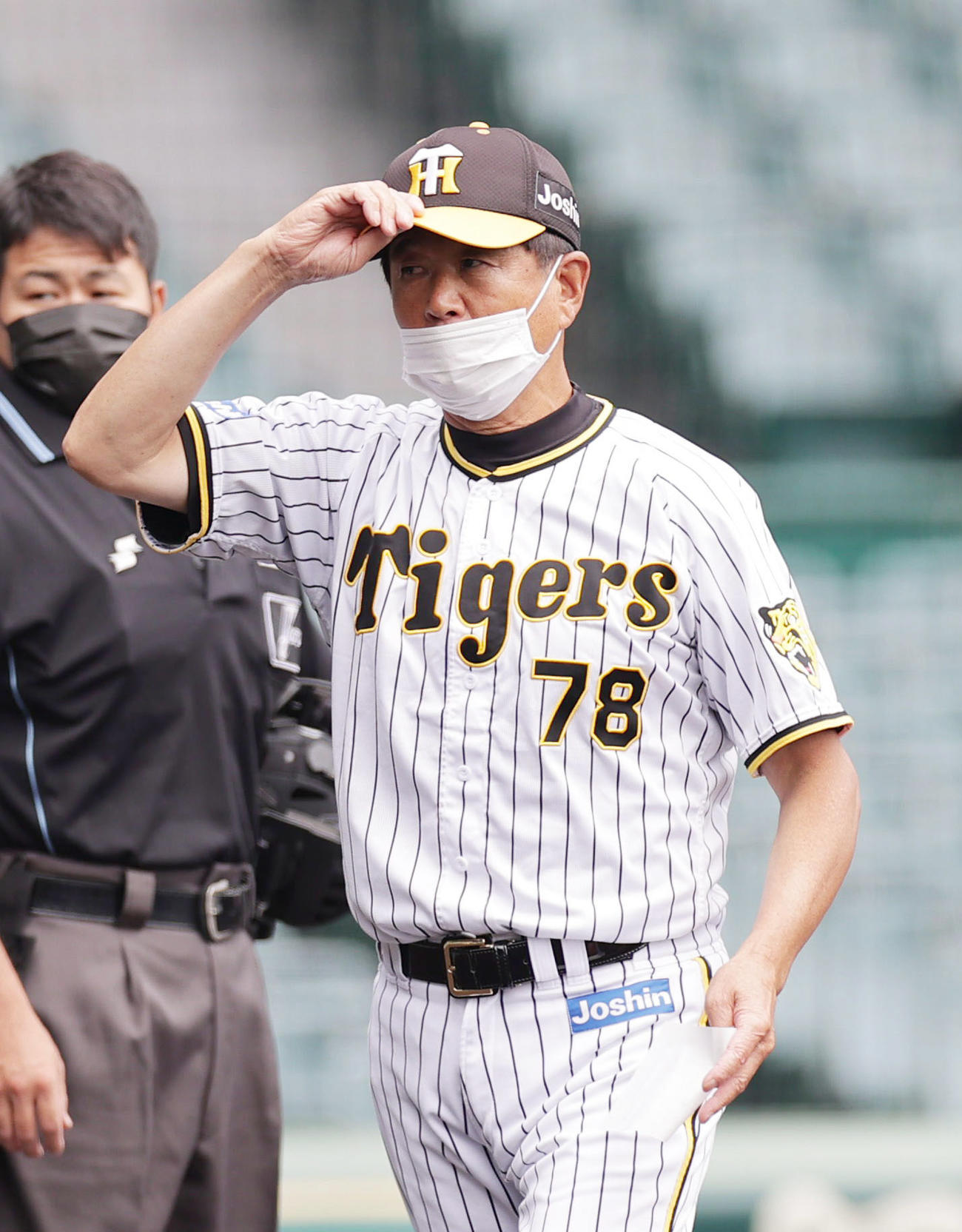 阪神対ソフトバンク　試合前、メンバー表を交換しベンチへ戻る阪神平田2軍監督（撮影・前田充）