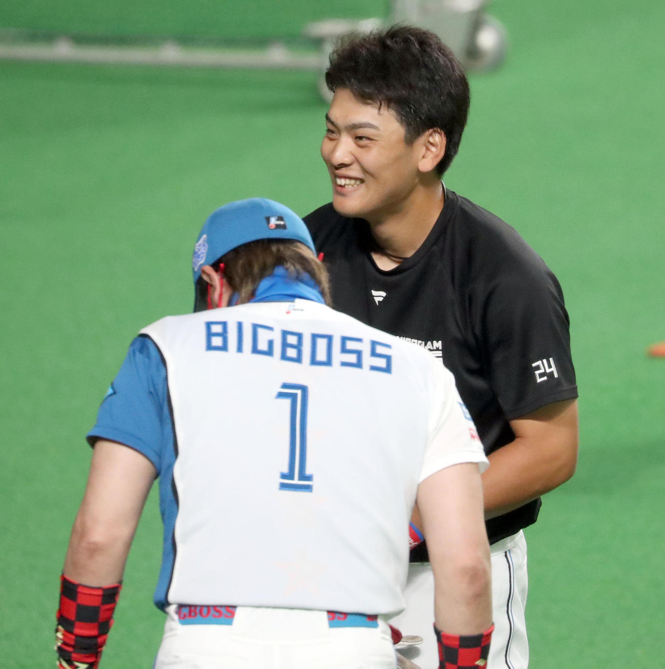 日本ハム対ロッテ　試合前、談笑する新庄監督（左手前）と野村（撮影・佐藤翔太）