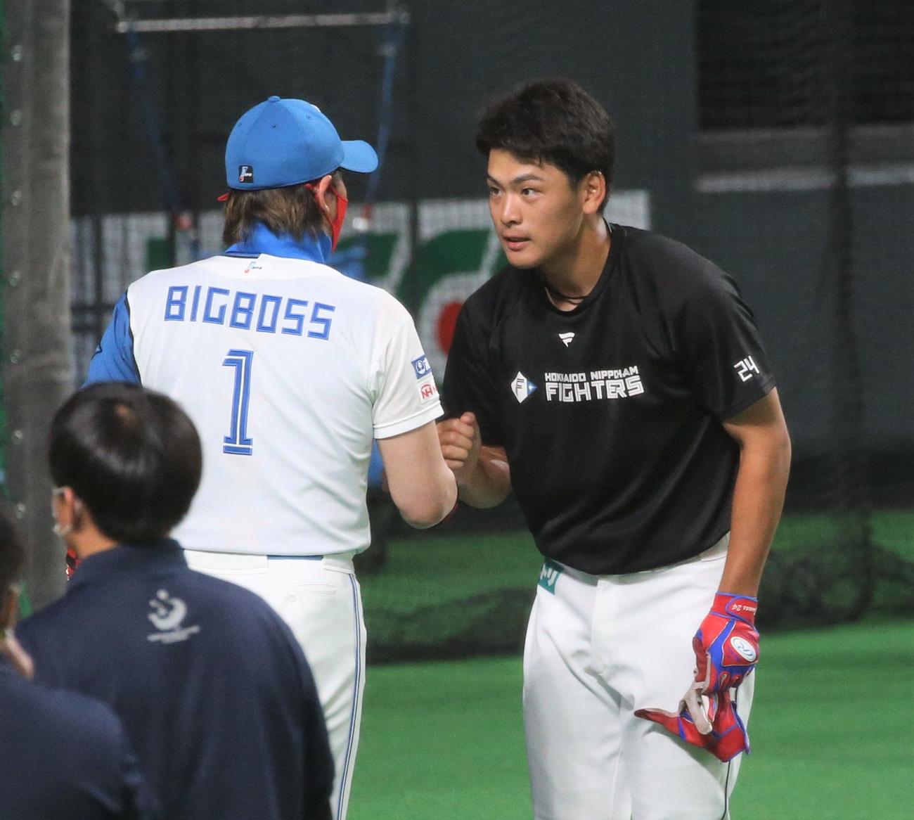 日本ハム対ロッテ　チームに合流した野村（右）と話す新庄監督（撮影・黒川智章）