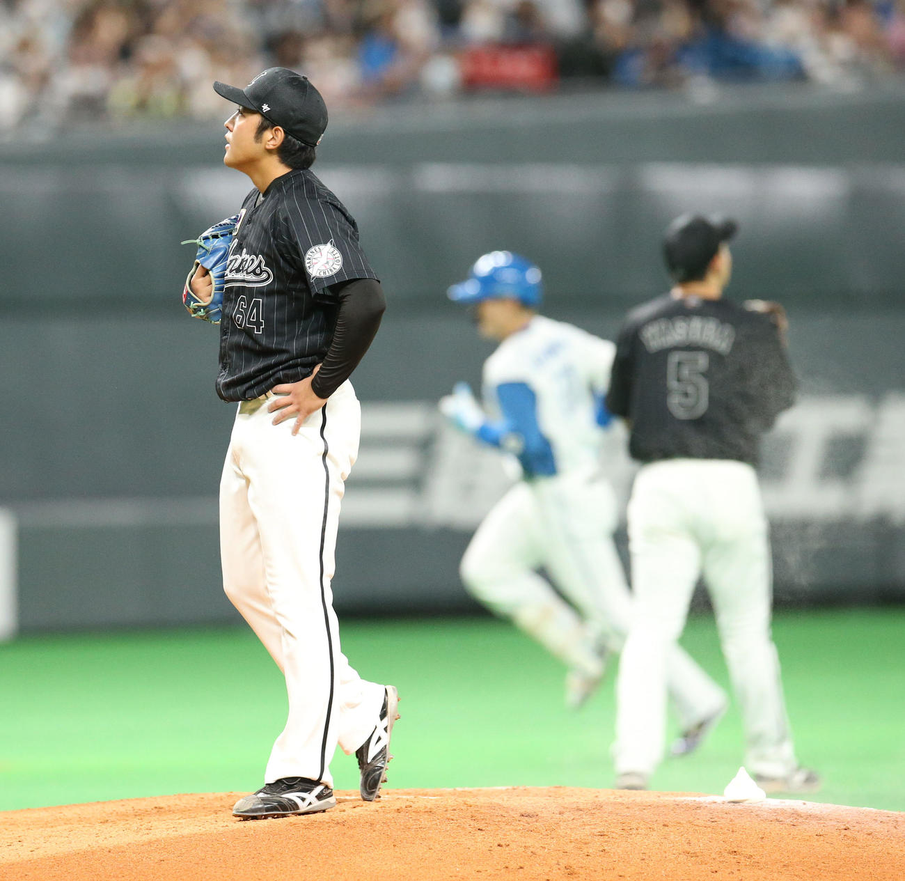 日本ハム対ロッテ　2回裏日本ハム2死満塁、佐藤奨（左手前）は清宮に右越え満塁本塁打を浴びる（撮影・佐藤翔太）