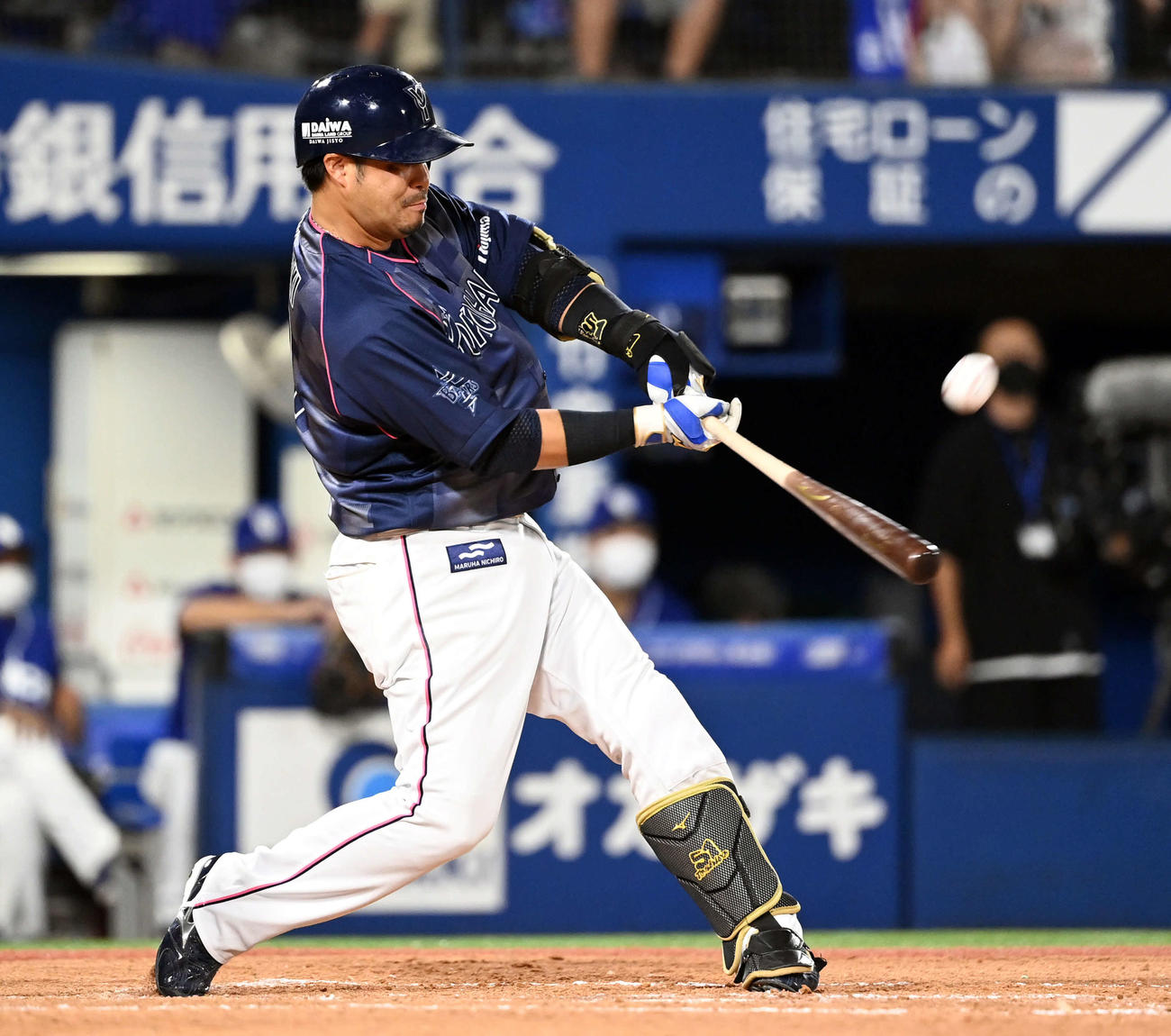 DeNA対中日　4回裏DeNA無死、左越えにソロ本塁打を放つ宮崎（撮影・たえ見朱実）