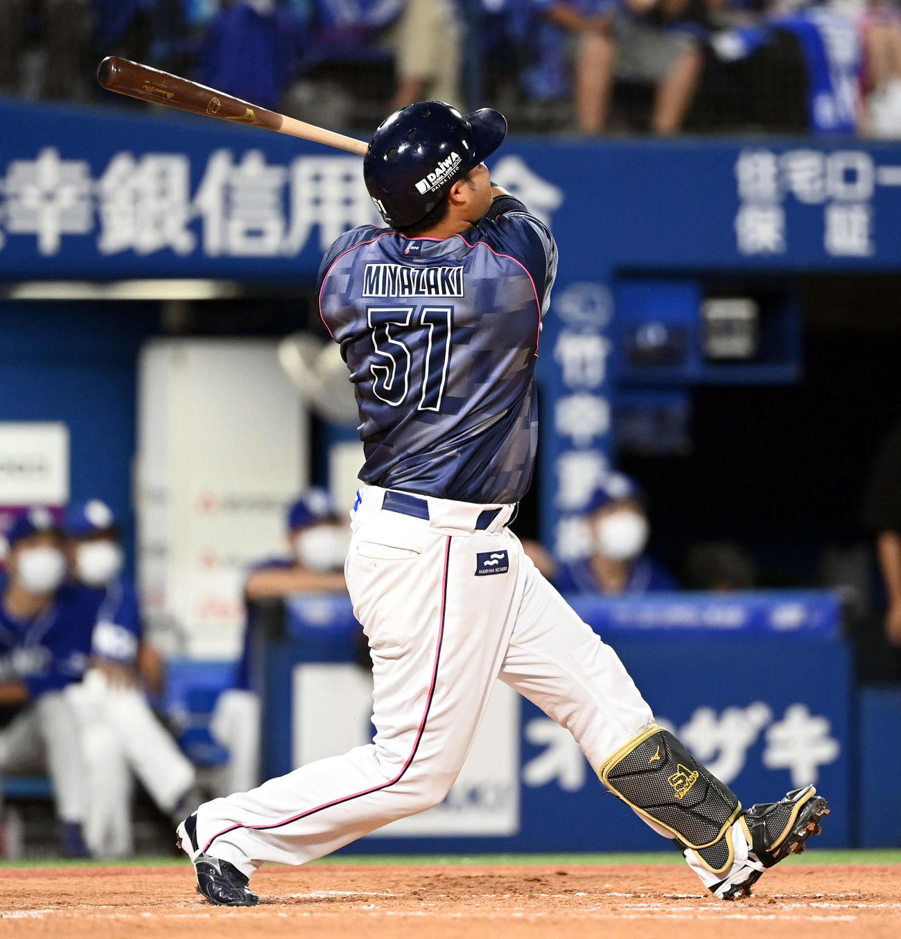 DeNA対中日　4回裏DeNA無死、左越えにソロ本塁打を放つ宮崎（撮影・たえ見朱実）