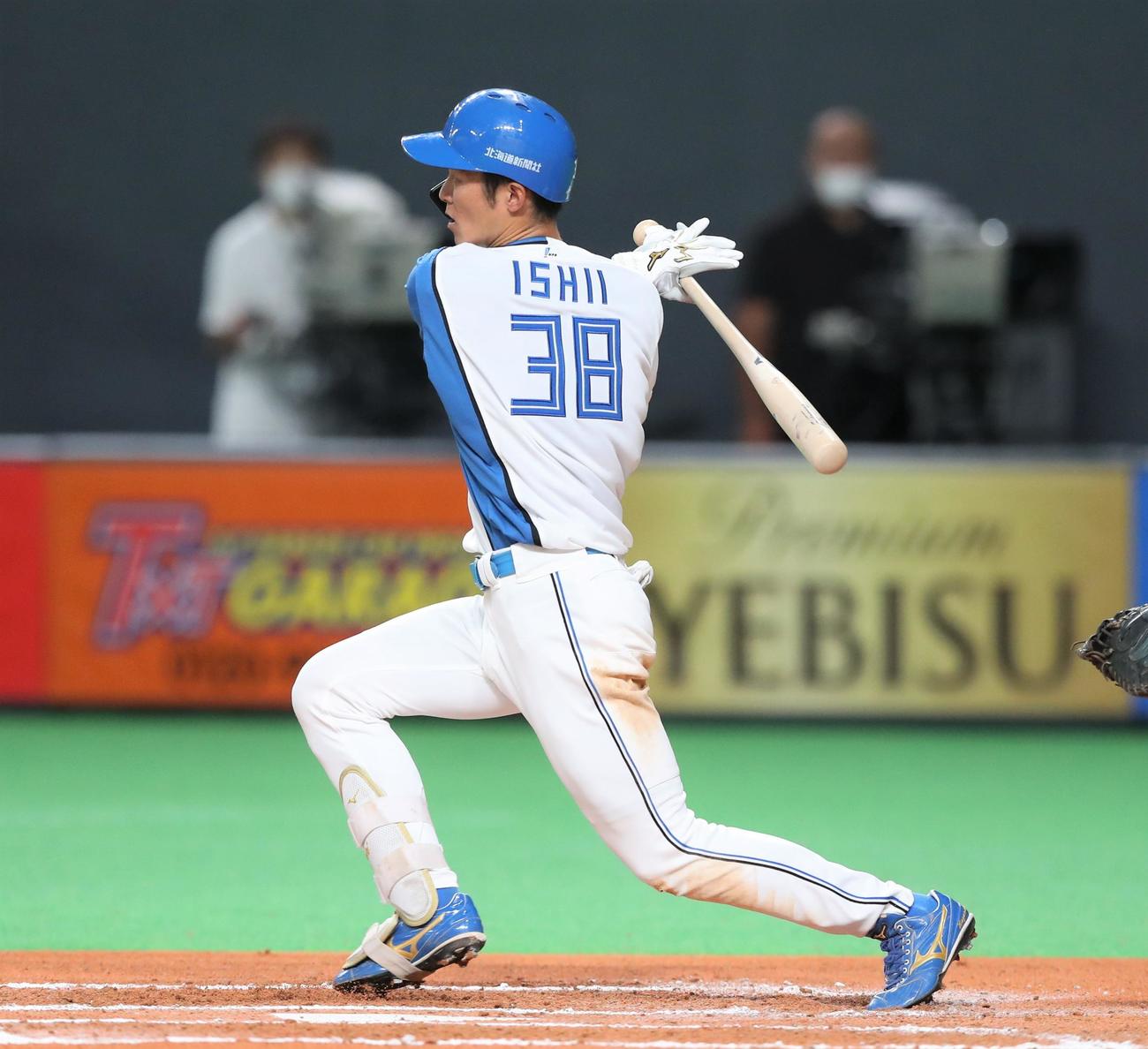 日本ハム対ロッテ　6回裏日本ハム無死、右越え本塁打を放つ石井（撮影・黒川智章）